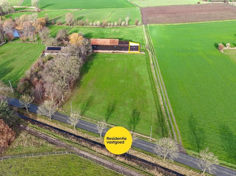 Praktische opslagruimte van 89,35 m² te huur te Ettelgem. De opslagruimte is onmiddellijk beschikbaar en bereikbaar via de weide. De toegang gebeurt v