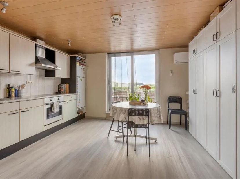 Dit verzorgde opbrengstgebouw met drie verhuurde appartementen is gelegen op de Zoutleeuwsesteenweg in Sint-Truiden en vormt een interessante opportun