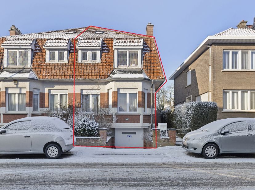 Deze charmante halfopen bebouwing is gelegen in Dilbeek op een perceel van 3a30ca, in een aangename en vlot bereikbare omgeving nabij scholen, winkels