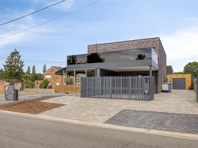 TE KOOP: Handelshuis met pizzeria &amp; appartement in Koersel!<br />
Aan de Bosstraat 1 in Koersel komt dit piekfijn verzorgd handelshuis uit 2015 op de