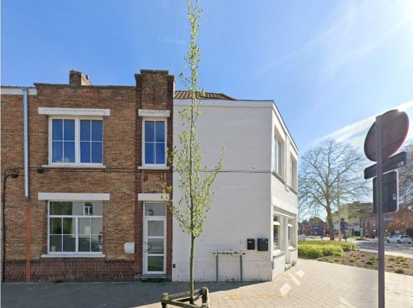 Rijwoning te huur met lagere school, winkel en park op wandelafstand. <br />
<br />
Beschrijving: <br />
Gelijkvloers heb je inkom met opbergruimte on