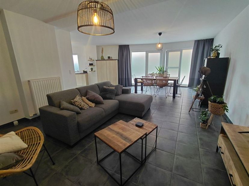 Vraag uw bezoek aan via info@optimusvastgoed.be!<br />
TE HUUR: Appartement met 1 slaapkamer en dressing!<br />
Dit verzorgd appartement met 1 slaapka