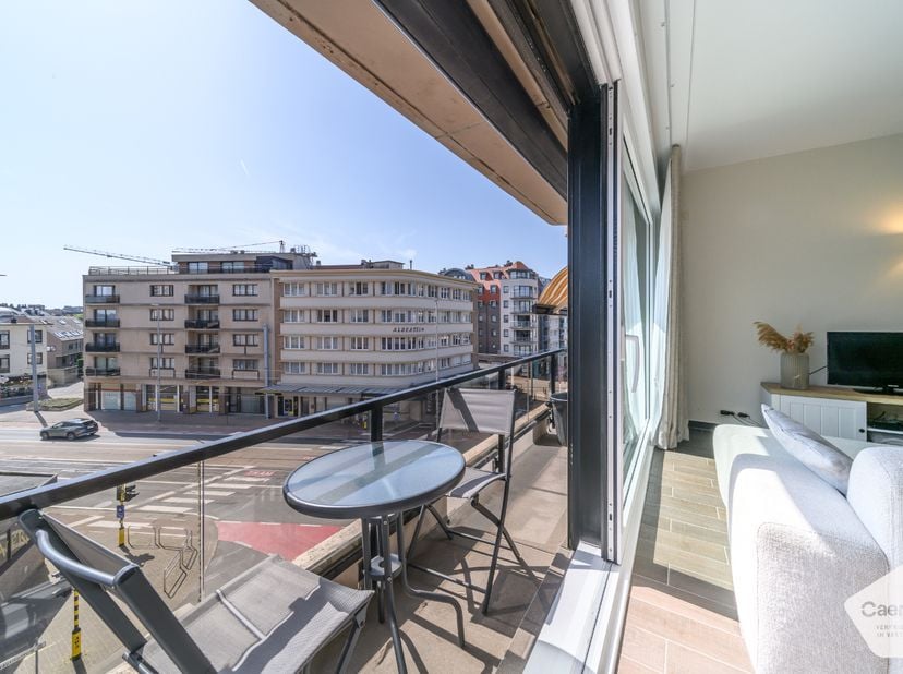 Deze instapklare en volledig gerenoveerde studio met aparte slaapkamer geniet van een toplocatie in het hart van Sint-Idesbald. Het strand en de zee b