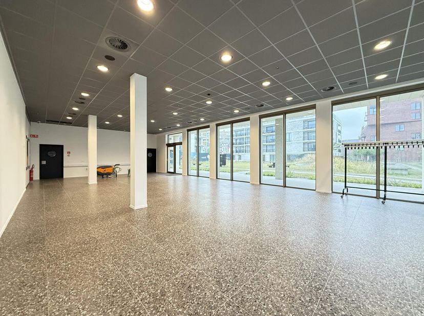 Subliem en stijlvol ingericht handelsgelijkvloers geschikt voor horeca met zonneterras, gesitueerd in een gegeerde nieuwbouwsite. De excellente locati