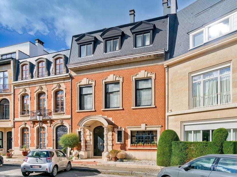 Dans le Square du Bois, l’un des environnements les plus privés et exclusifs de Bruxelles, cet hôtel de maître d’exception de 1927 déploie environ 450