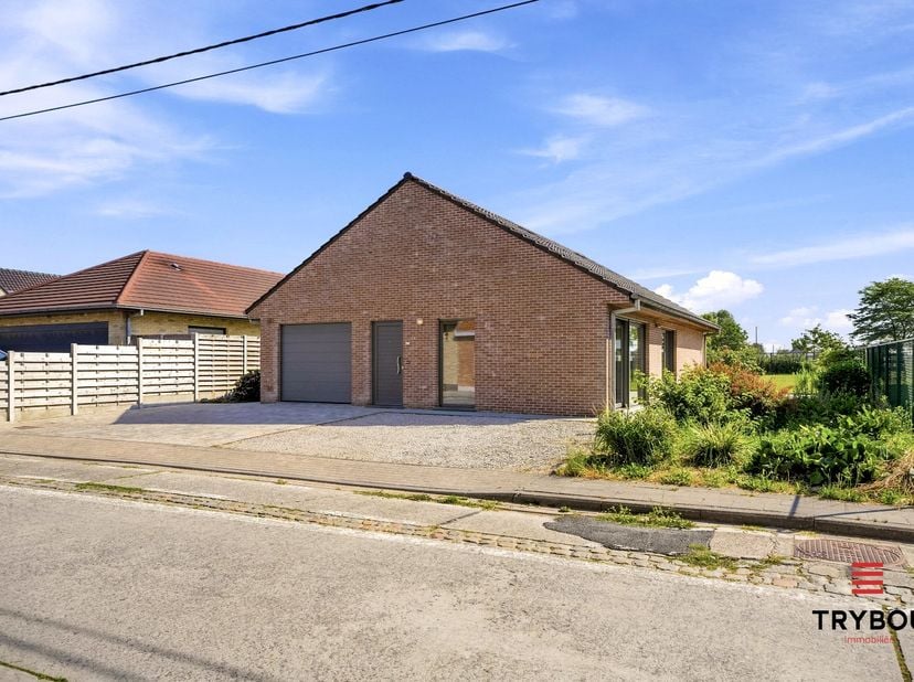 De woning is volledig ingedeeld op het gelijkvloers, wat zorgt voor optimaal wooncomfort. Via de inkomhal bereikt u een lichtrijke en ruime leefruimte