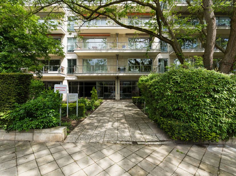 IXELLES, quartier Boondael, avec de nombreux transports à disposition et un accès facile aux sorties de Bruxelles, BUREAU totalisant ±75m² avec parkin