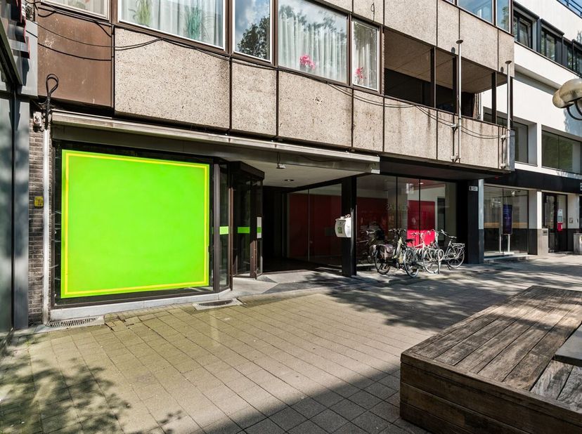 Ruim handelsgelijkvloers van ca. 849 m² op toplocatie in het centrum van Turnhout met tal van mogelijkheden<br />
Gelijkvloers<br />
Aan de voorzijde