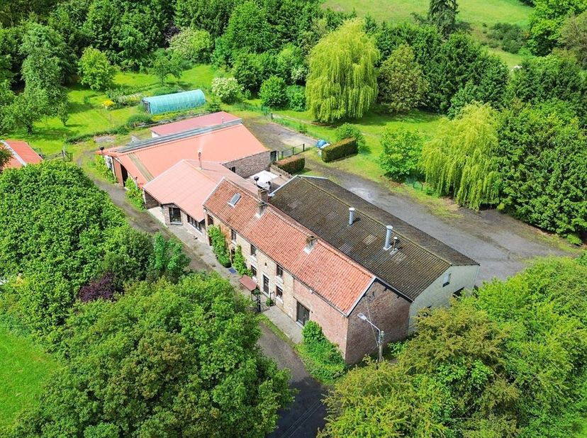 Située à Wierde, cette ancienne fermette implantée sur une parcelle de ± 75 ares constitue une opportunité rare pour un indépendant ou toute personne