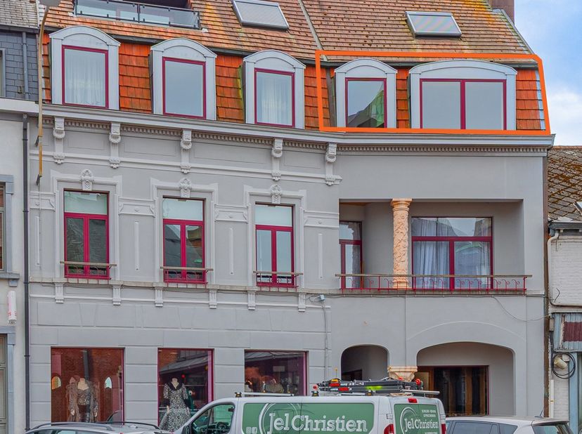 HERZELE – Starters -opbrengsteigendom, pal in het centrum. <br />
Gelegen in een kleinschalige residentie, op het tweede verdiep (toegankelijk via lif