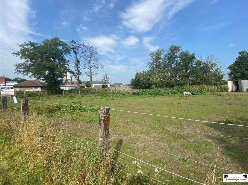 Bouwgrond voor een open bebouwing, opp. perceel  1517m²<br />
Centraal gelegen bouwgrond in Wuustwezel is een verkaveling van 3 bouwgronden. Het gaat
