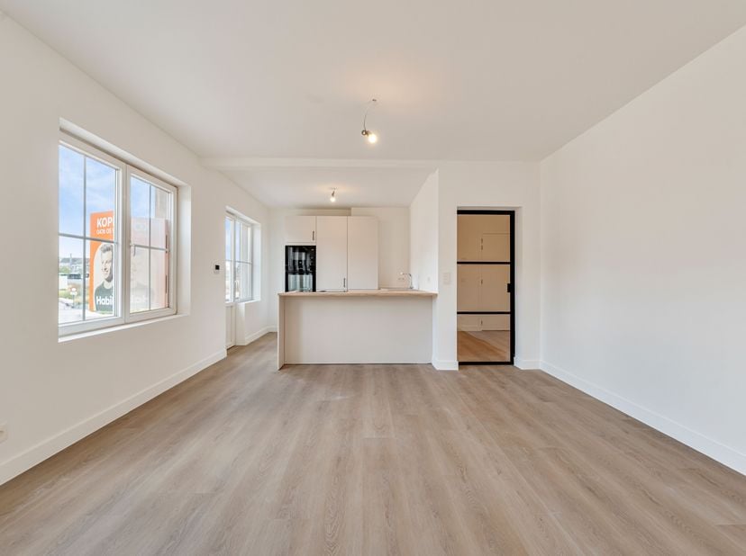 Energiezuinig appartement te koop in centrum Kortrijk<br />
We vinden het appartement op de eerste verdieping en betreden het via de inkomhal met gast