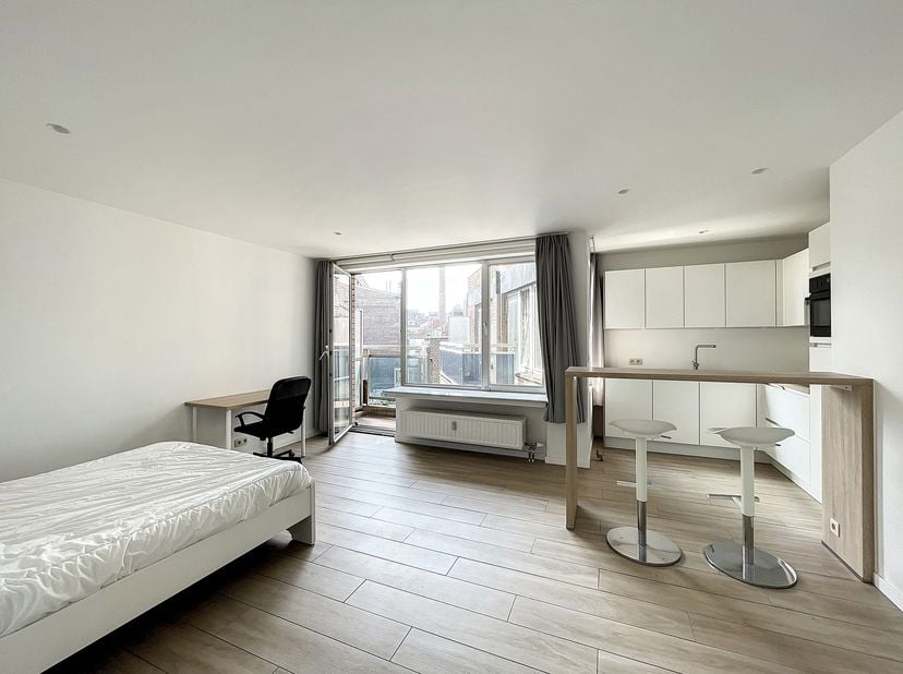 We Invest Ixelles nodigt u uit om deze prachtige studio te ontdekken, ideaal gelegen aan het Ambiorixplein en de Europese Instellingen. <br />
Het app