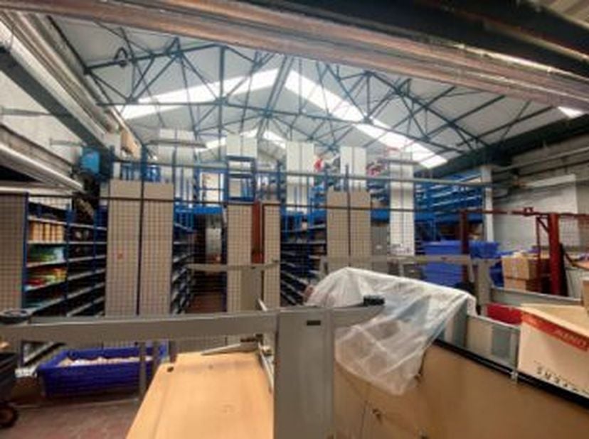 Entrepôt à louer à Anderlecht : Surface de stockage disponible à partir de 289 m². Comprend 30 places de parking. Proche de Bruxelles et des axes prin