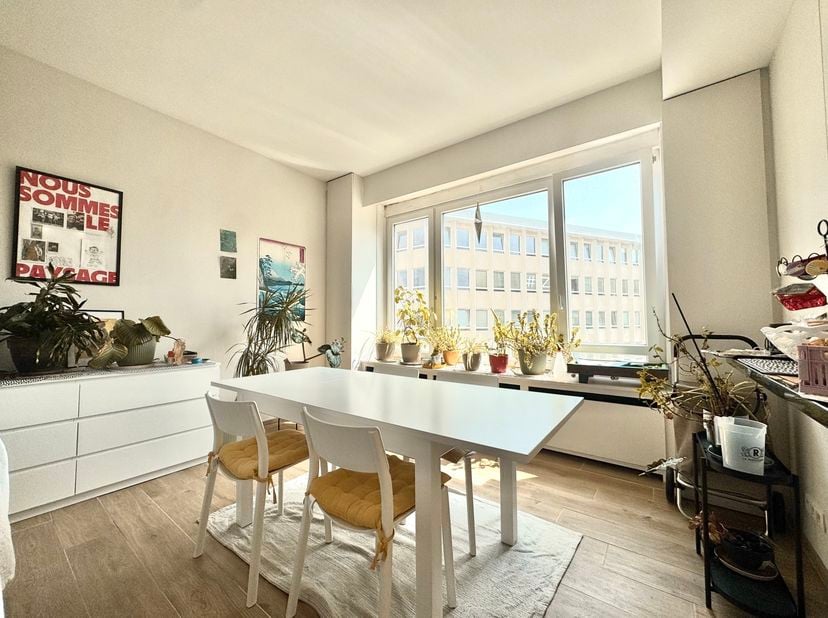 Idéalement situé, au 4ème étage d’un immeuble de coin à Flagey à deux pas des Etangs d’Ixelles, ce bel appartement de 88m2. Il offre: un hall d'entrée