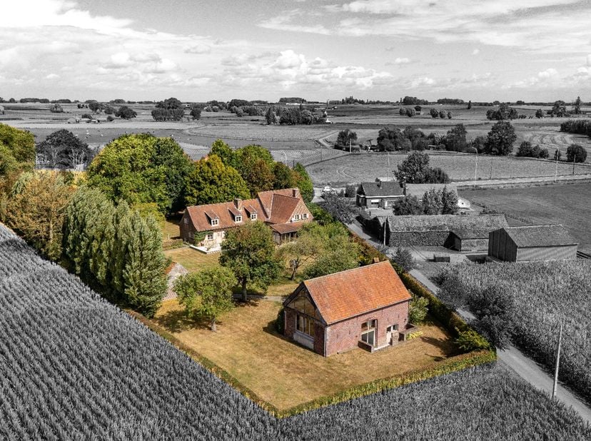 Op een bijzonder mooie en landelijke locatie in Tielt bevindt zich deze uitzonderlijke eigendom, waar ruimte, privacy, karakter en authenticiteit op e