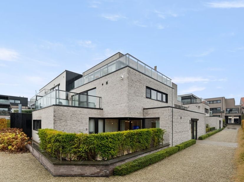 Ontdek dit prachtig gelijkvloers appartement, ideaal gelegen aan de Tongersesteenweg 42B in Sint-Truiden. Dit instapklaar appartement combineert moder