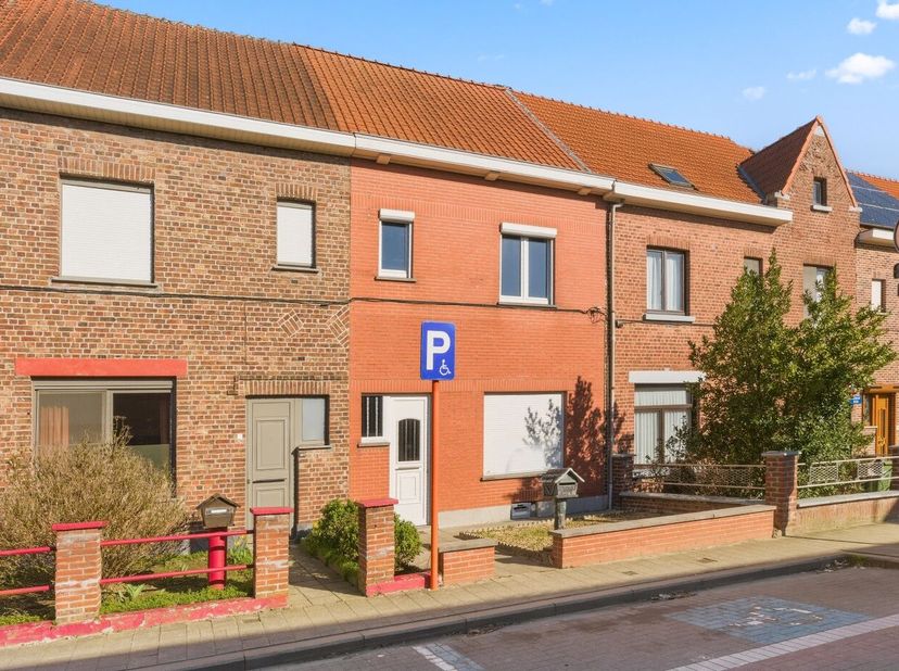 Deze ruime gezinswoning heeft tal van mogelijkheden. Dankzij de grote raampartijen geniet de woning van een aangename en overvloedige lichtinval, wat