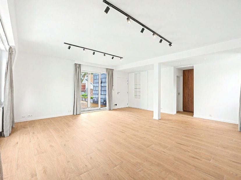 Situé dans un emplacement de premier choix au cur de Bruxelles, à quelques pas de la Place du Sablon et du BOZAR, ce magnifique appartement non meublé