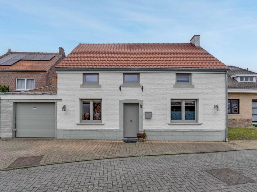 Deze prachtige woning vind je in het hart van Velm, een rustige deelgemeente van Sint-Truiden nabij Landen.<br />
De woning valt onmiddellijk op dankz