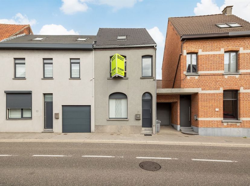 Dit volledig instapklaar huis te koop bevindt zich op een toplocatie in Temse, vlakbij de winkelstraat en allerlei gezellige horecagelegenheden. Je ka