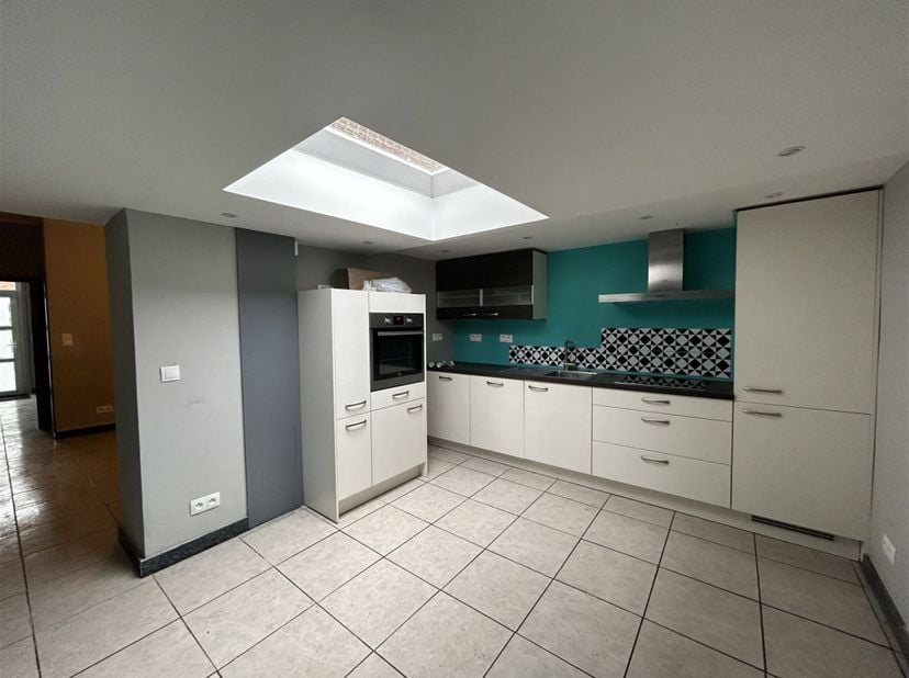 Jolie maison sise dans une rue paisible de Péruwelz. <br />
Le bien comprend au rez-de-chaussée : un salon, une salle à manger, une cuisine équipée (