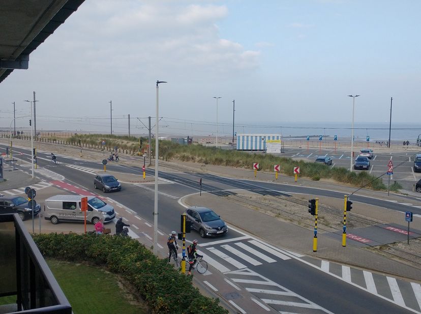 Dit instapklare 1 SLPK appartement is gelegen op de 2de verdieping van de residentie "De Strandjutter". De residentie bevindt zich vlakbij de Zeedijk