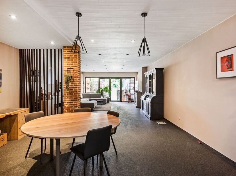 Openhuizendag op zaterdag 13 juni van 14u - 15u<br />
Op zoek naar een ruime, instapklare woning op een topligging? Deze charmante stadswoning bevindt