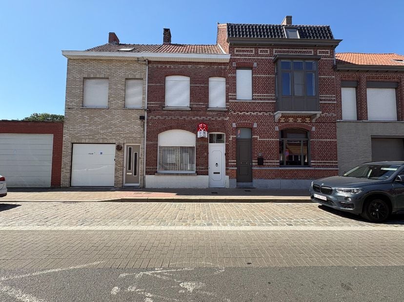 Bent u op zoek naar een gezellige woning met uitbreidingsmogelijkheden? Dan is deze woning zeker een bezoek waard! Indeling:Deze woning beschikt over