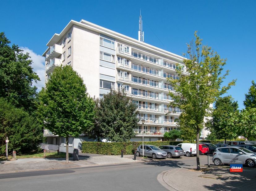 HOBOKEN | INSTAPKLAAR GELIJKVLOERSAPPARTEMENT (ca. 77m²) MET TWEE SLAAPKAMERS, KELDER EN AUTOSTAANPLAATS | EPC 317 |<br />
Indeling als volgt : inkom