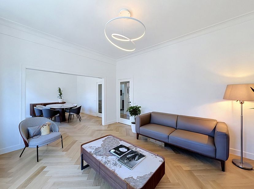 Montgomery, sur l’avenue de Broqueville, situé au 2E étage d’un bel immeuble avec ascenseur, somptueux appartement MEUBLÉ 1 chambre de ± 100m². Compos