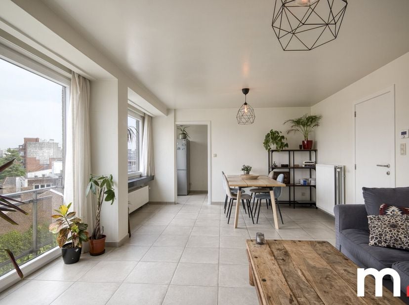 Op een topligging aan het Louis Robbeplein bevindt zich dit verzorgd appartement in een nette residentie. Gelegen op de 5de verdieping geniet u hier v