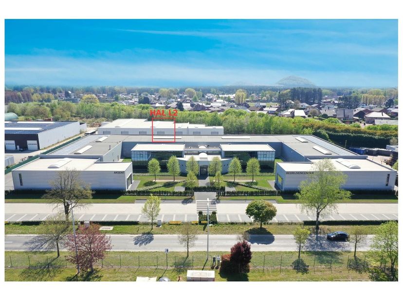 HAL L2: Moderne hal van 250m2 met lichtstraat en 1 elektrische segmentpoort.<br />
Er is tevens de mogelijkheid een of meerdere kantoren te huren in h
