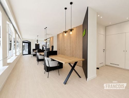                                        Commercieel Gebouw te koop in Waregem, € 450.000
