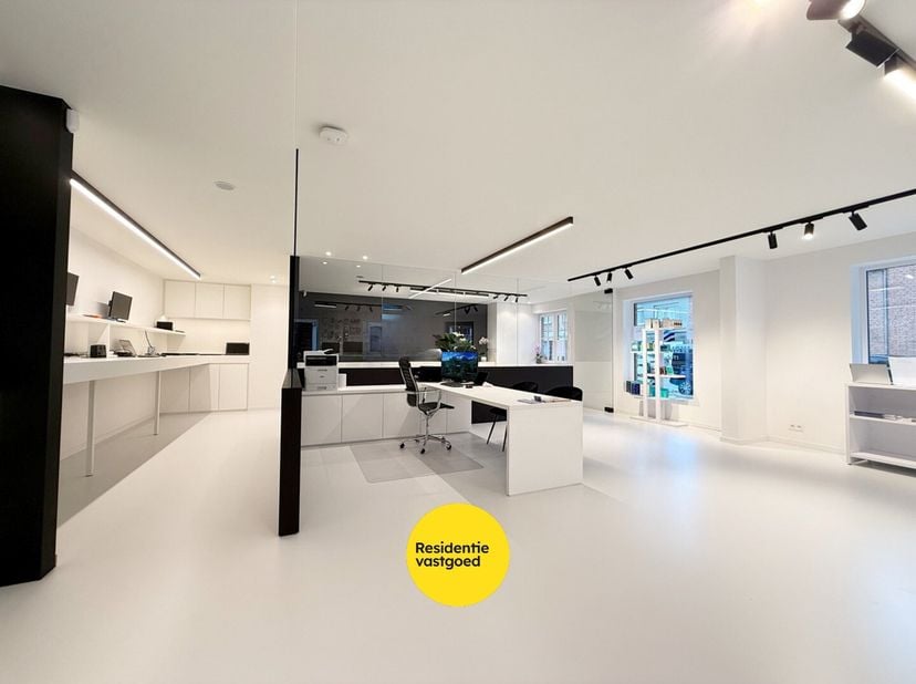 Instapklaar en hoogwaardig handelspand (122 m²) op topligging in Nieuwpoort Stad<br />
Momenteel huisvest dit moderne handelspand het gekende bedrijf
