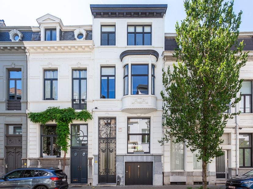 In de rustige Jozef Liesstraat, een aangename éénrichtingsstraat midden in Antwerpen, bevindt zich deze magnifieke herenwoning met garage en een buite