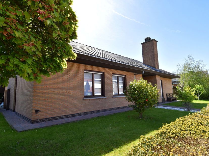 De woning is rustig en residentieel gelegen in Ledegem, in een aangename woonomgeving met weinig verkeer. Scholen, winkels en openbaar vervoer bevinde