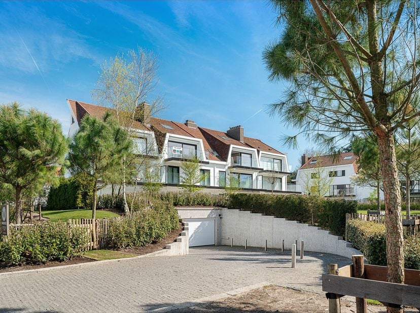 Appartement luxueusement rénové situé au calme à quelques pas de la plage et de la place Albert au Zoute.&amp;nbsp;Séjour lumineux avec feu et accès à la