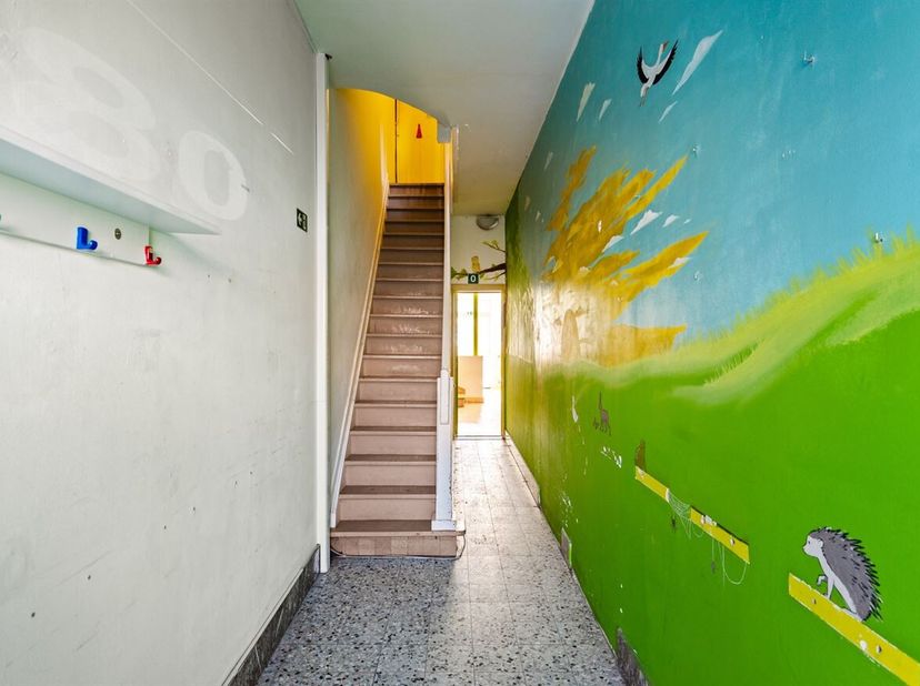 Deze woning is gelegen aan de Ter Rivierenlaan in Deurne, een brede en vlot bereikbare straat die de Turnhoutsebaan met de Ter Heydelaan verbindt. De