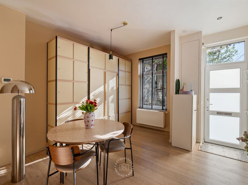 Deze stijlvol gerenoveerde stadswoning is gelegen in een aangename buurt nabij Dok Noord, op korte afstand van tal van winkels, restaurants en gezelli