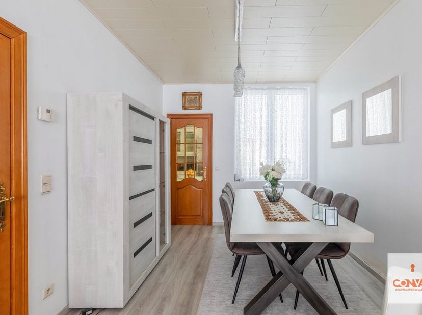 Deze woning is gelegen binnen de ring van Gent in de Brugse Poort en op fietsafstand van het historisch stadscentrum. Dankzij verschillende invalswege