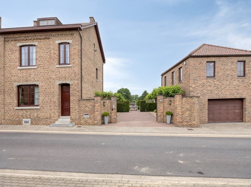 Aan de Kerkstraat 32 te Mielen-Boven-Aalst (Gingelom) vinden we deze ruime woning terug, gelegen op een perceel van 7a33ca met ongeveer 175 m² bewoonb