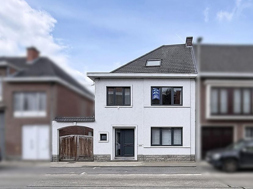 PRACHTIGE WONING OP UITSTEKENDE LOCATIE -<br />
Deze halfopen bebouwing geniet van een rustige en centrale ligging, vlak bij winkels, scholen, openbaa