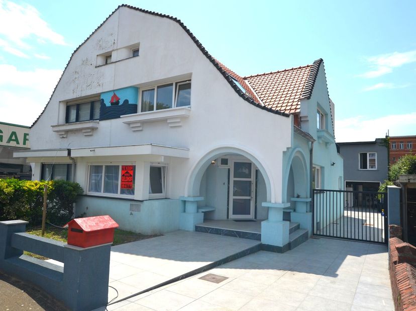 Instapklare ruime woning met aparte achterbouw, ideaal als kangoeroewoning maar officieel gekend als 1 woonst.<br />
Zeer goed gelegen op 250 m van he