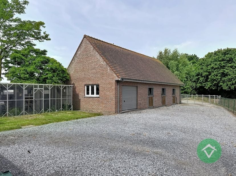 Deze alleenstaande woning is gelegen op een grondoppervlakte van 8483 m² te Eernegem en bestaat uit een alleenstaande woning, paardenstallen, naastlig