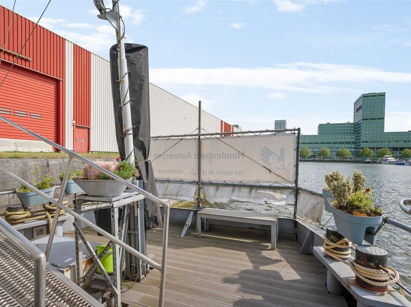 Drijvende vaarinrichting met mogelijkheid tot verscheidene functies<br />
Locatie: Deze unieke drijvende vaarinrichting staat te koop op het Kempischd