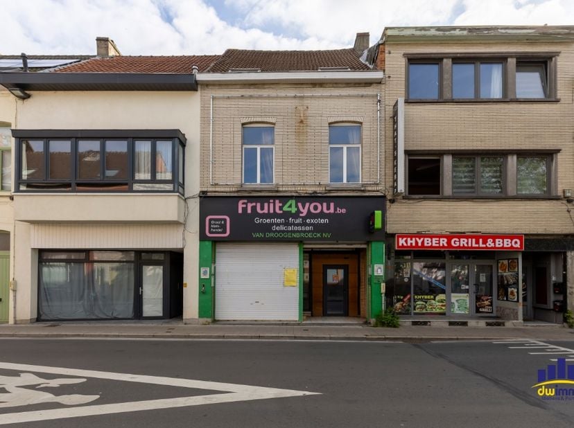 Op een uitstekende locatie aan de Bevrijdingslaan in Gent bevindt zich dit veelzijdige pand met een handelspand op het gelijkvloers en een ruime woons