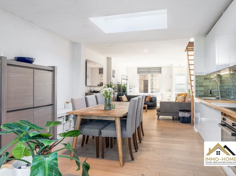 Deze mooie instapklare rijwoning ontvangt je in een compacte inkomhal, die direct in verbinding staat met de volledige gelijkvloerse verdieping. Voora
