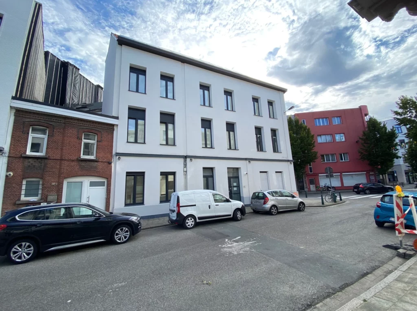Maison d'étudiants autorisée à vendre — Lange Lozanastraat 67c, Anvers-Sud<br />
14 chambres d'étudiants et deux studios indépendants, situés dans un