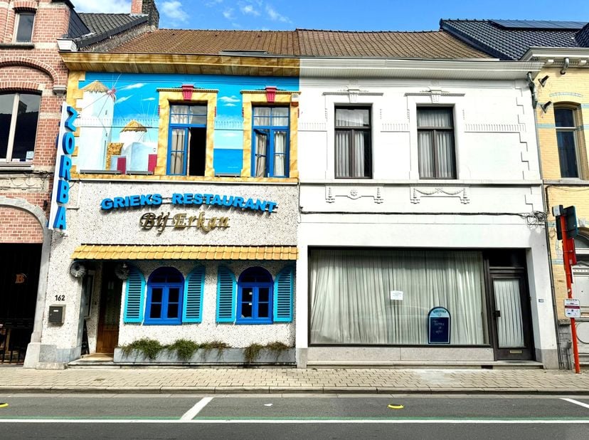 EMPLACEMENT IDÉAL au CENTRE : commerce bien établi avec habitation attenante. 2 maisons attenantes, en plein CENTRE. Terrain idéal pour un projet (pos